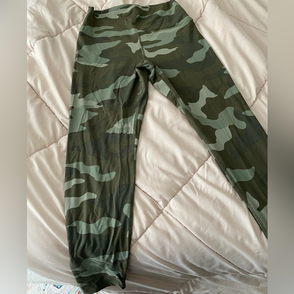 Victoria’ Secret PINK Camo high waist legging, size large women’s